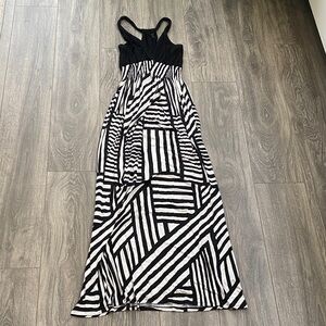 Felicity & Coco - Black & White Geometric Striped Maxi Dress - Size M